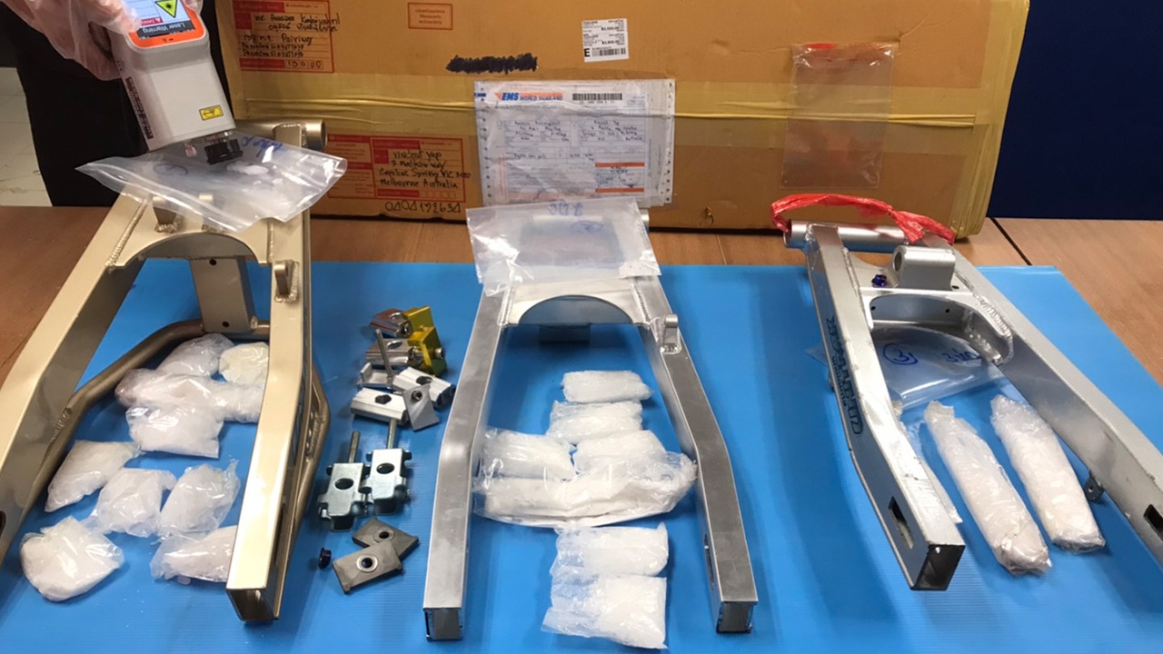 ยึดอีก "ยาไอซ์" ซุกในอะไหล่มอเตอร์ไซค์ เตรียมส่งไปออสเตรเลีย 