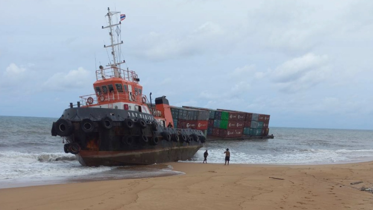 จนท.ยังกู้เรือสินค้าเกยตื้นที่เกาะพระทองไม่ได้ พบน้ำเข้าเรือ-คลื่นลมแรง