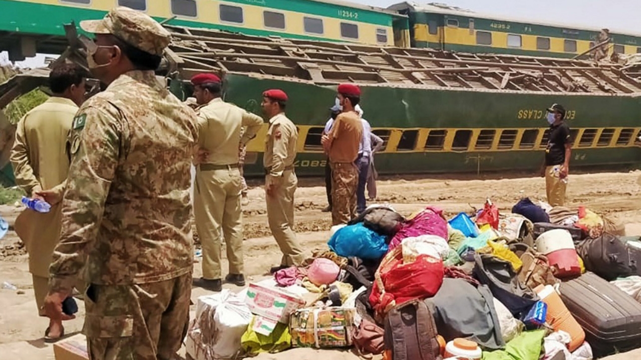 รถไฟชนกันในปากีสถาน ดับ 30 ศพ เจ็บอื้อ 