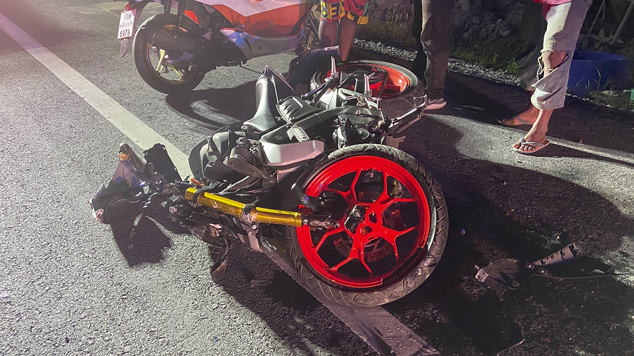 เด็ก ม.2 ขี่ จยย.ชนแบริเออร์ร่างกระเด็น ตกใส่กระบะท้ายริมถนนที่เมืองคอน