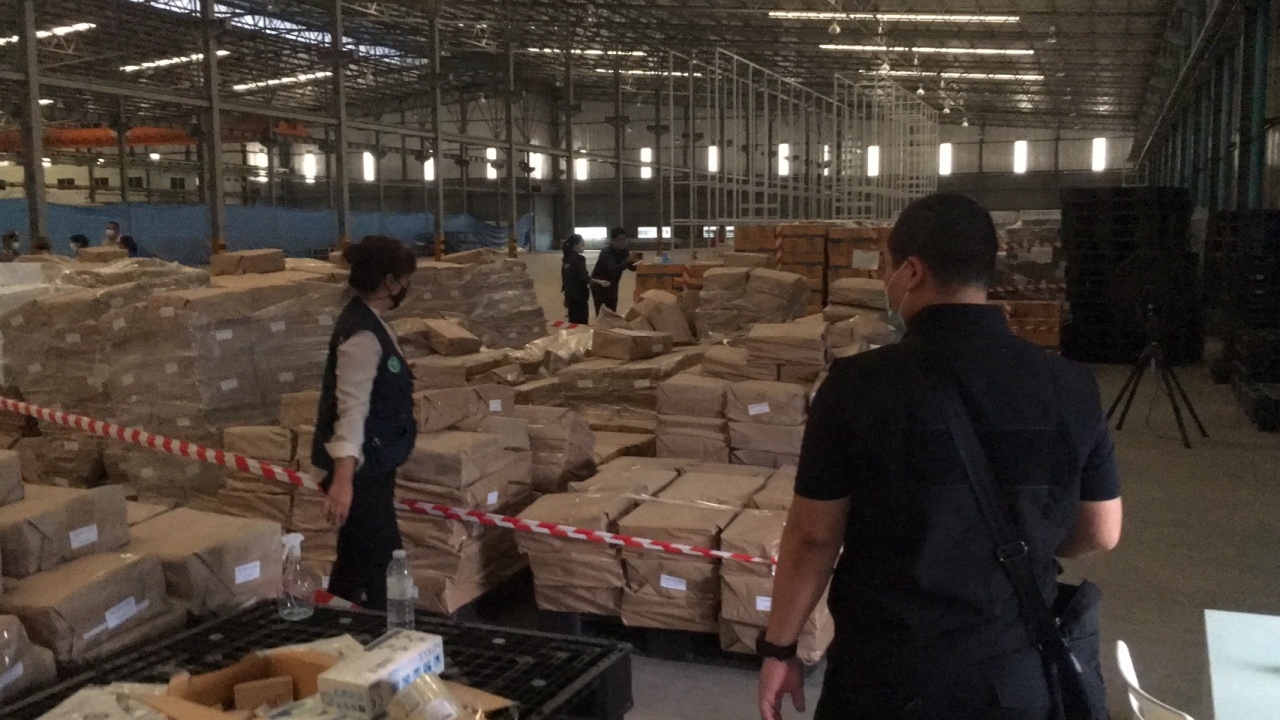 ตร.หนองขามทลายโรงงานถุงมือแพทย์ไร้มาตรฐาน พบสอดไส้ยัดกล่องยี่ห้อดัง