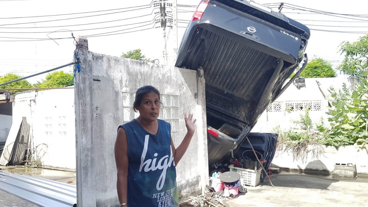 กระบะพุ่งชนกำแพง หงายท้องล้อชี้ฟ้า ทิ้งให้เจ้าของบ้านดูแรมเดือน