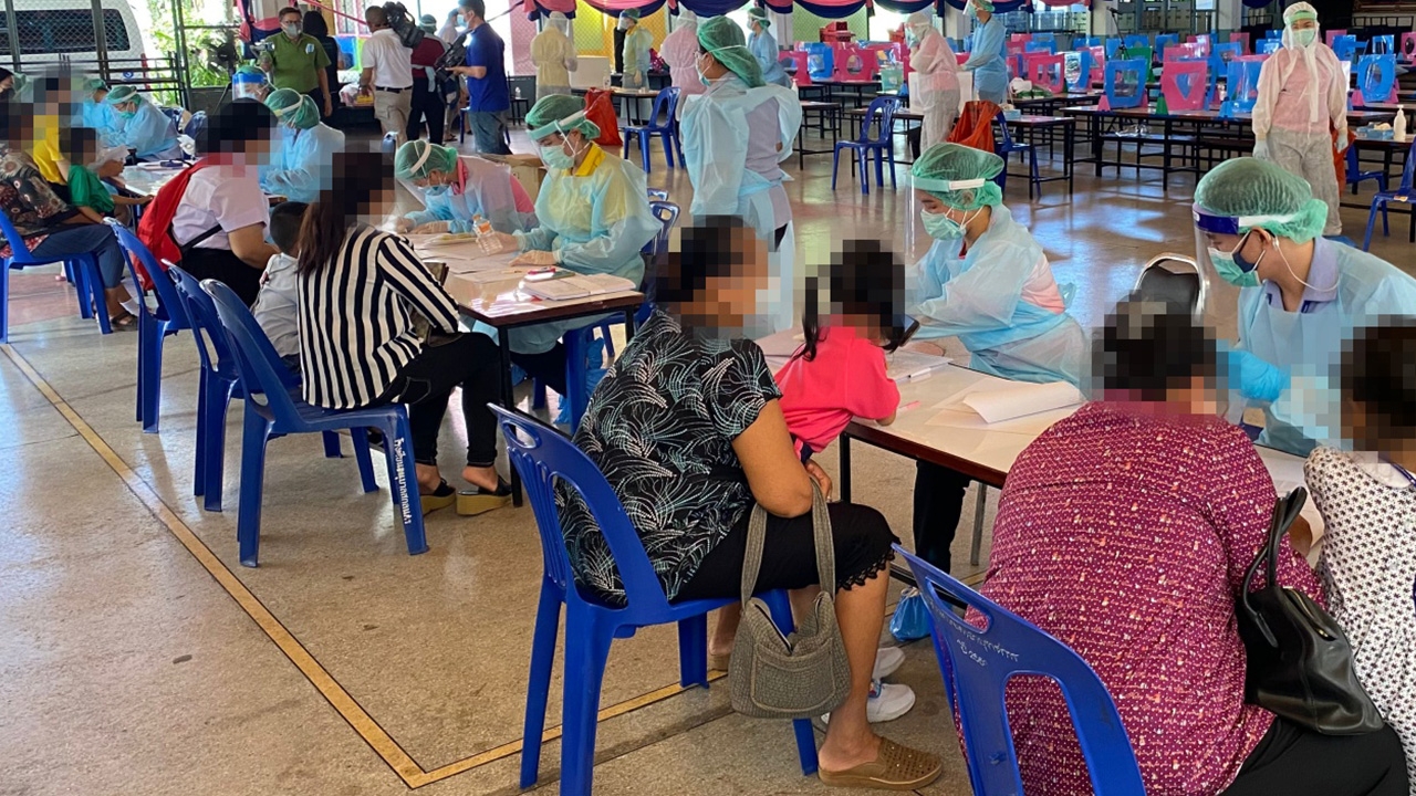 ตรวจหาเชื้อโควิด นร.-ครู กว่า 400 คน ที่สกลนคร โรงเรียนทยอยปิดเพิ่ม