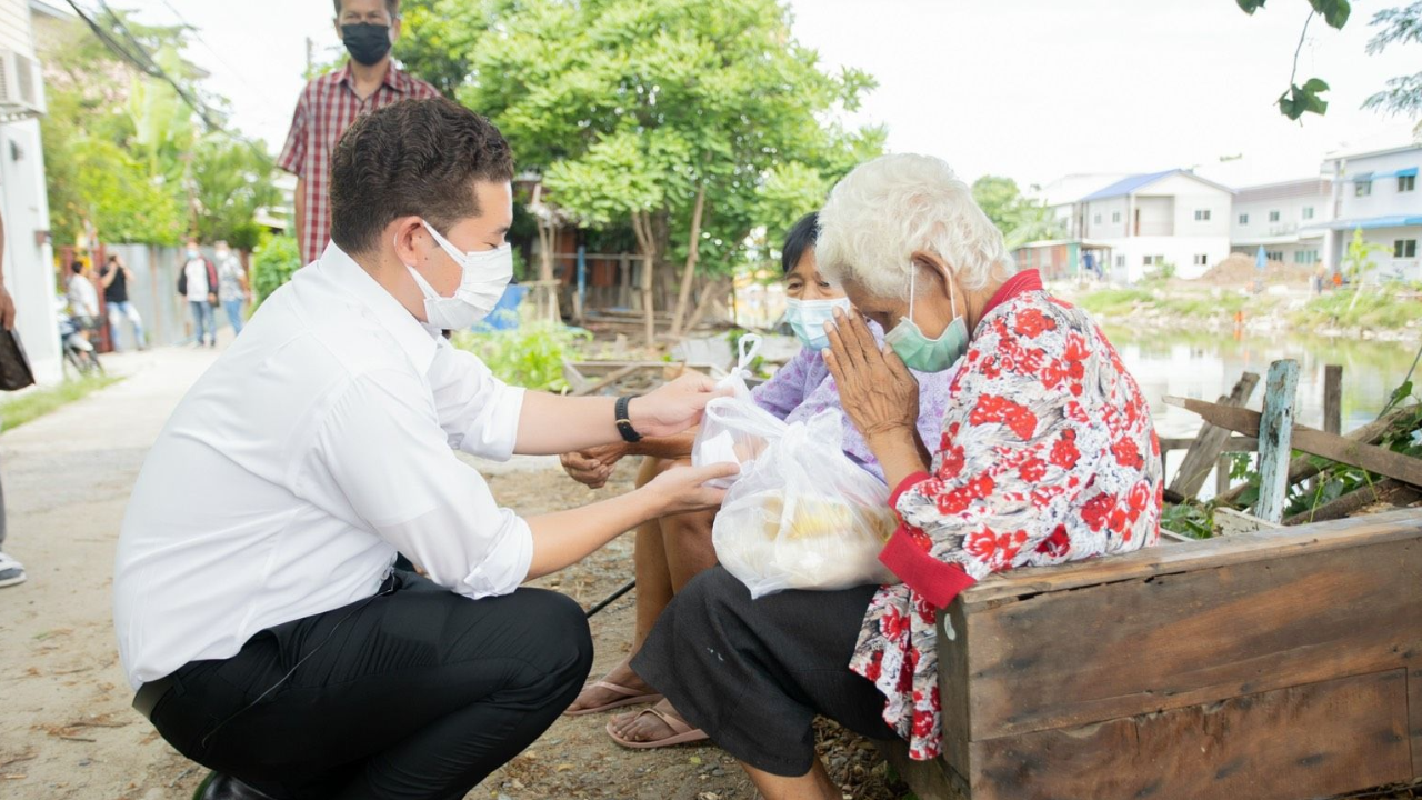 "นริสสร" ลุยแจกถุงยังชีพชาวชุมชนเขตบางเขน เพื่อบรรเทาพิษโควิดฯ