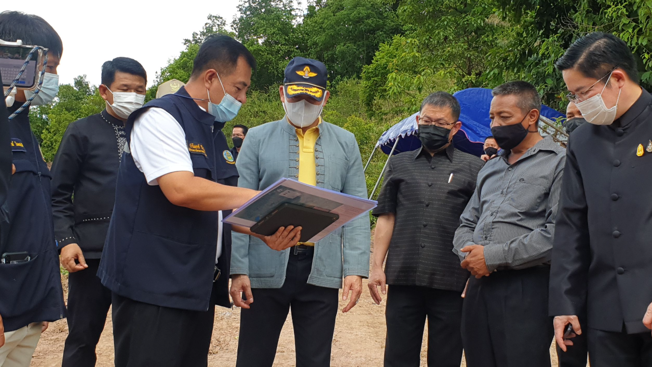 "ธรรมนัส" ตรวจปรับภูมิทัศน์ริมกว๊านพะเยา จวกบริษัทรับเหมาชุ่ย-ทิ้งงาน