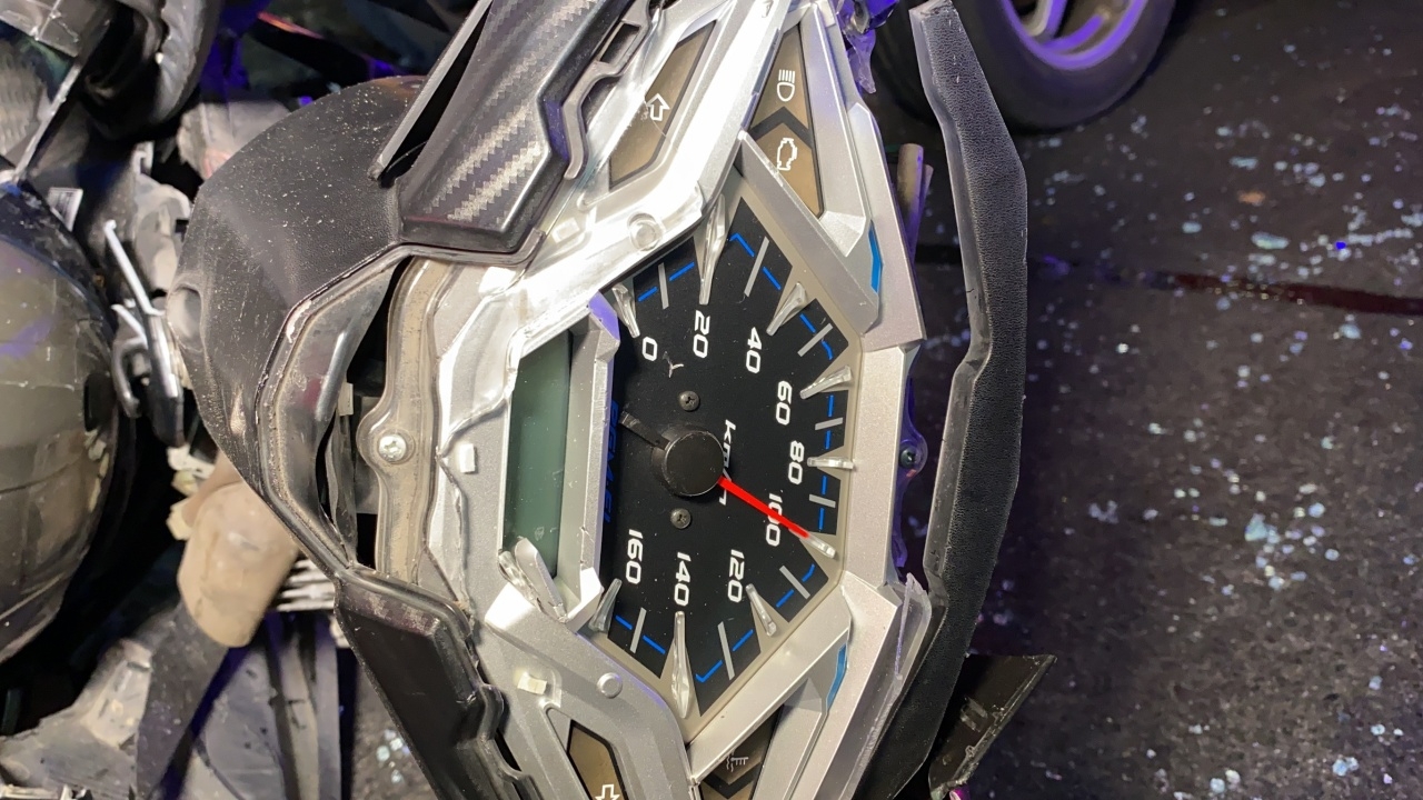 หนุ่ม 19 ซิ่ง จยย.ชนท้ายเก๋งดับคาที่ เข็มไมล์ค้างที่ 100 กม./ชม.