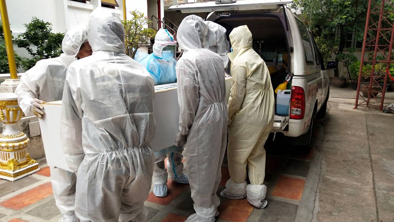 ตายเป็นใบไม้ร่วง กู้ภัยรับศพผู้ป่วยโควิดคลัสเตอร์คลองเตยส่งฌาปนกิจอีก 3 ราย