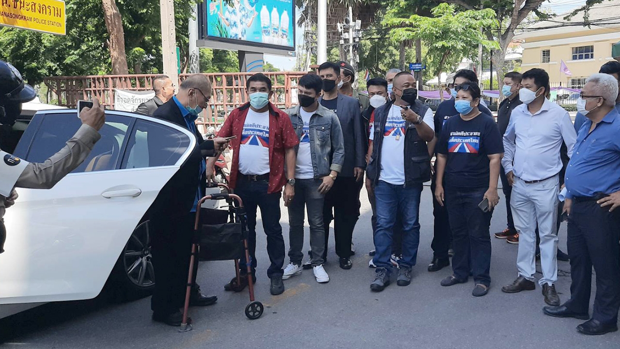 กลุ่มไทยไม่ทน มา สน.ชนะสงคราม รับทราบข้อหา กรณีชุมนุมที่สวนสันติพร