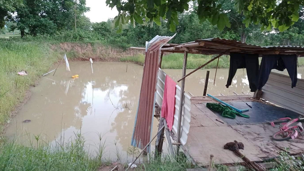 สลด 3 เด็กหญิงพี่น้องกัน ใช้กะละมังเล่นน้ำในสระกลางทุ่งนาจมดับ