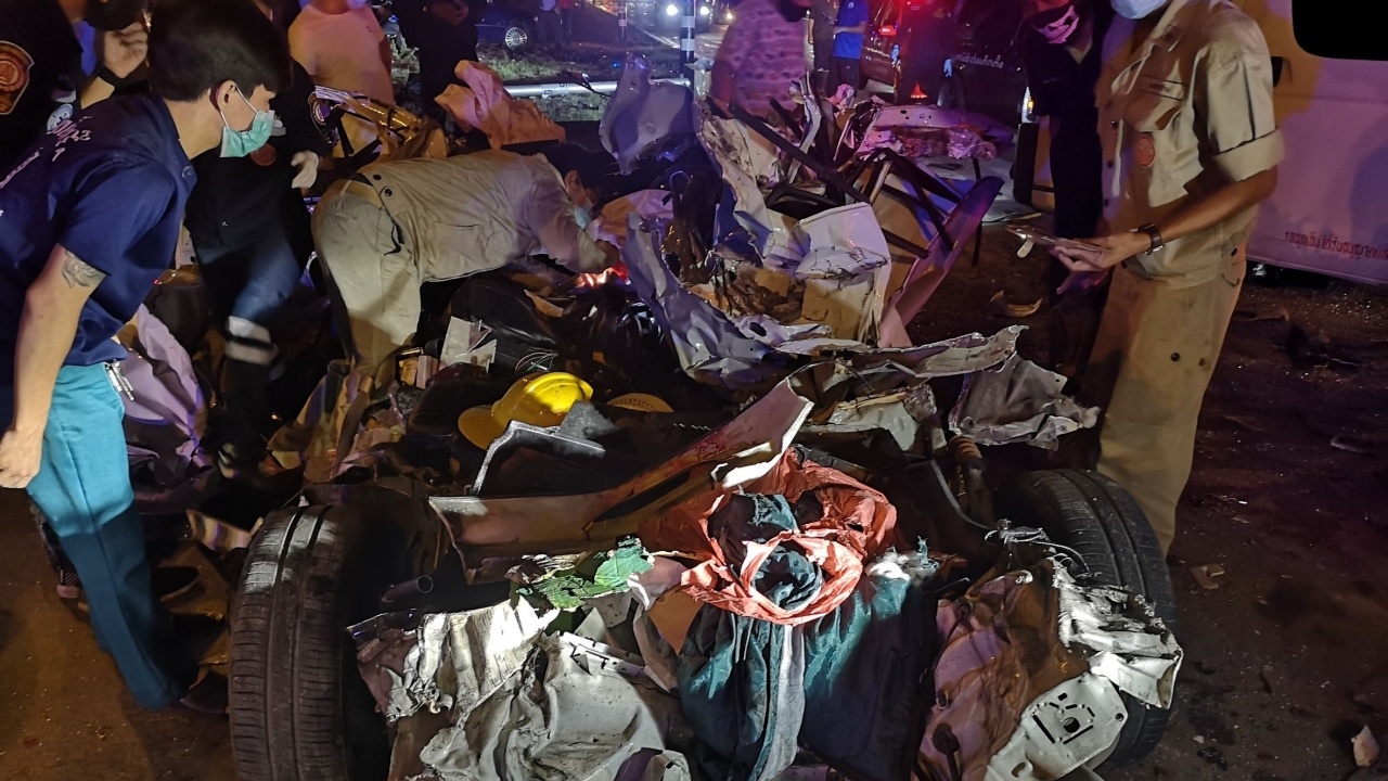 รถบรรทุกชนดะรถติดไฟแดง พังยับ 6 คัน เจ็บ 3 ก่อนซิ่งหนี