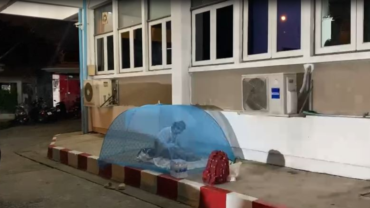 สุดหดหู่ พบป้าป่วยโควิด กางมุ้งนอนหน้า สน.นางเลิ้ง หวั่นเชื้อติดลูกสาว