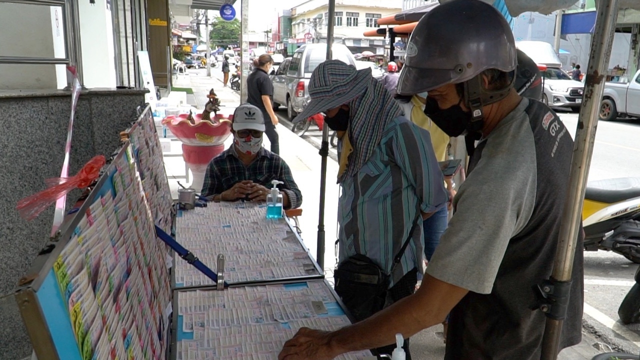 แผงหวยชัยนาทไม่คึกคัก สลากเหลือเพียบ คนลดจำนวนซื้อ แต่เลขแม่น้ำหนึ่งแรง