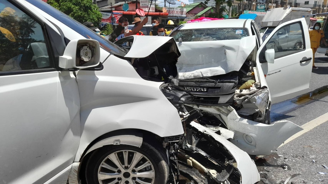 สาวขับรถตู้แซง 18 ล้อไม่พ้น ประสานงากระบะยับที่ชลบุรี เจ็บสาหัส 2 ราย