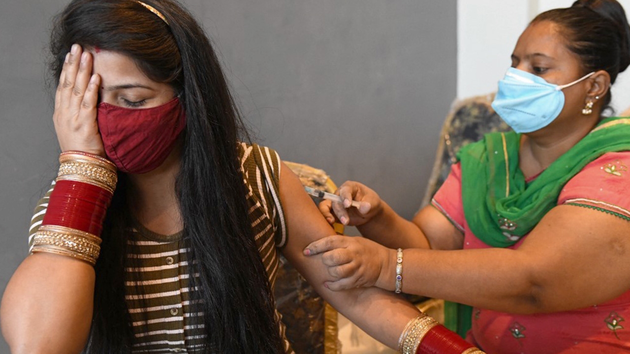 อินเดียเผยยอดป่วยโควิดรายวันลดลง 90% เร่งฉีดวัคซีนให้ประชาชนวันละ 8 ล้านคน