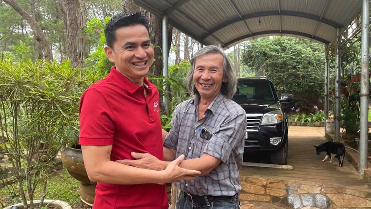 สุดปลื้ม "ซิโก้" โพสต์เจอชายคนแรกที่ขับรถมารับที่สนามบินเวียดนาม 19 ปีก่อน