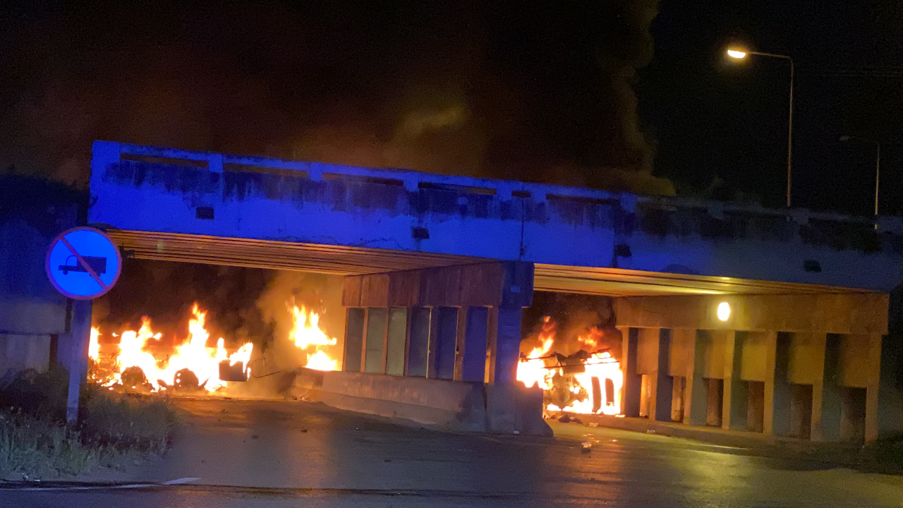 สะพรึง เทรลเลอร์ตกสะพาน ไฟลุกท่วมคัน รถวอดเป็นซาก-ย่างสดคนขับตายสยอง