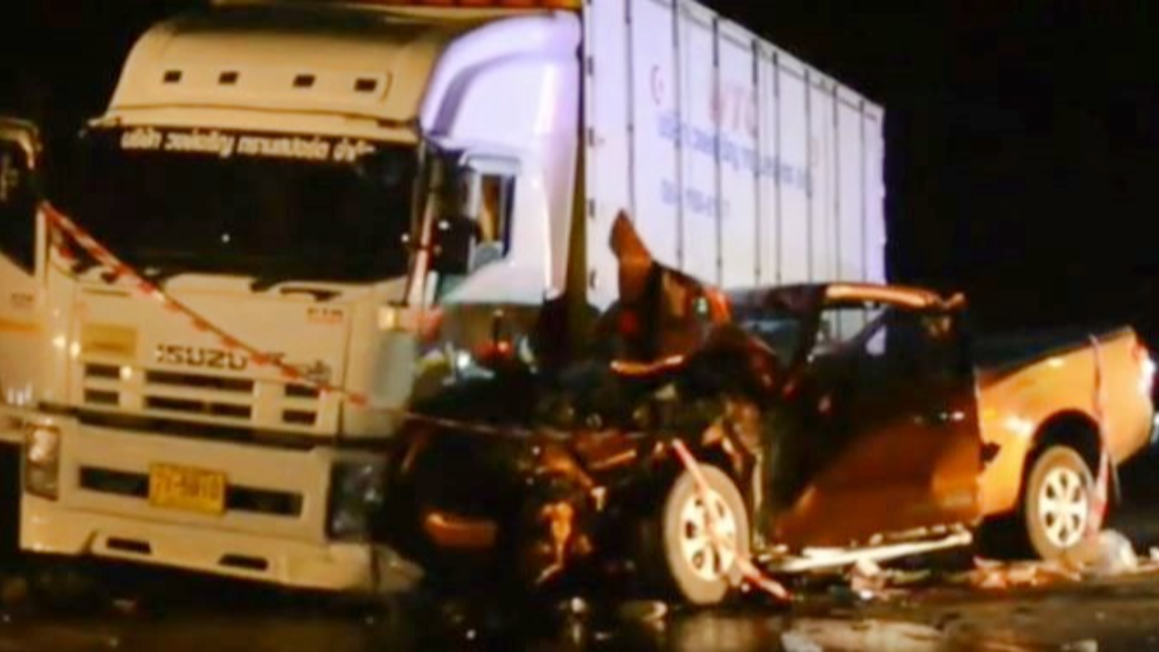 โครม กระบะแซงพ่วง พุ่งซัดหกล้อคายูเทิร์น รถเละพังยับ คนขับดับคาซาก 1