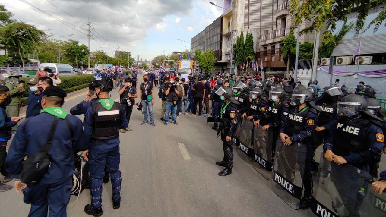 เปิดช่องทางแยกนางเลิ้ง ให้มวลชนกลุ่มประชาชนคนไทย ทำกิจกรรมหน้าทำเนียบฯ