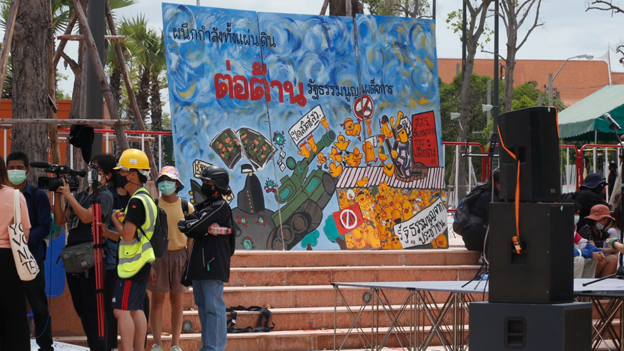 ม็อบ ตั้งเวที หน้ารัฐสภา ทำกิจกรรมเชิงสัญลักษณ์ เรียกร้องแก้รัฐธรรมนูญ