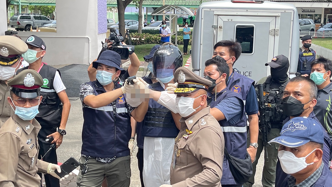 คุมอดีตทหารเกณฑ์คลั่งทำแผน ยิง "ผู้ป่วยโควิด" รพ.สนาม โดน 4 ข้อหาหนัก