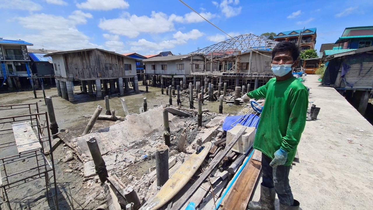สะพานปูนเก่าริมทะเลชุมชนบางเสร่ถล่ม ขณะคนงานรื้อถอน บาดเจ็บ 2 ราย