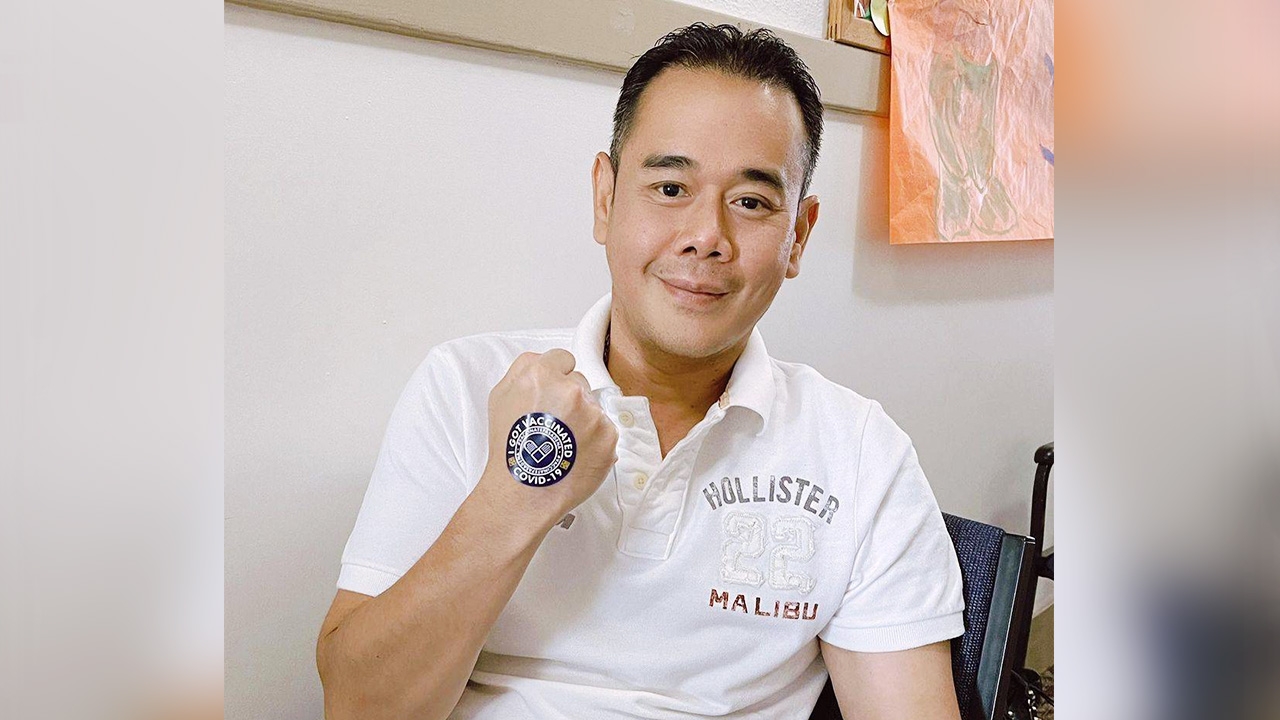 เป๊ก สัณณ์ชัย ออกจากไทยครั้งแรกรอบ 16 เดือน ฉีดวัคซีนโมเดอร์นาที่อเมริกา