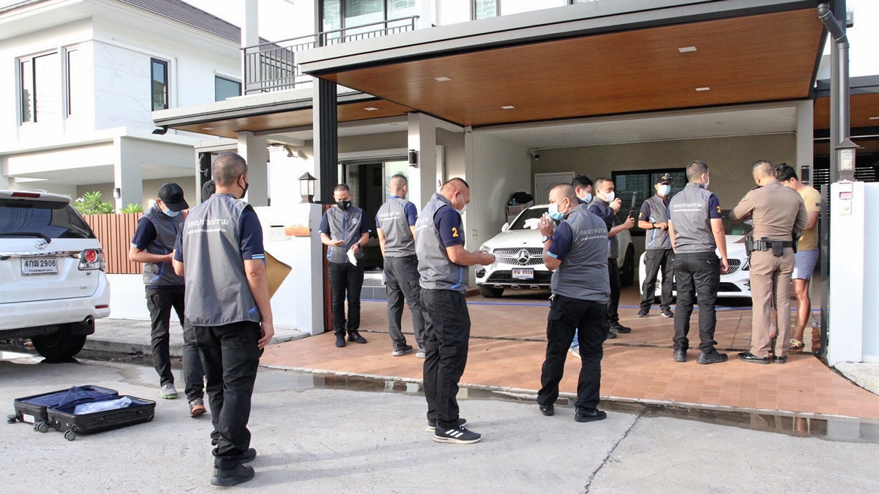 กองปราบฯ รวบ 2 อดีตพนักงาน ลักบัตรเติมเงินดีแทค สูญ 230 ล้านบาท