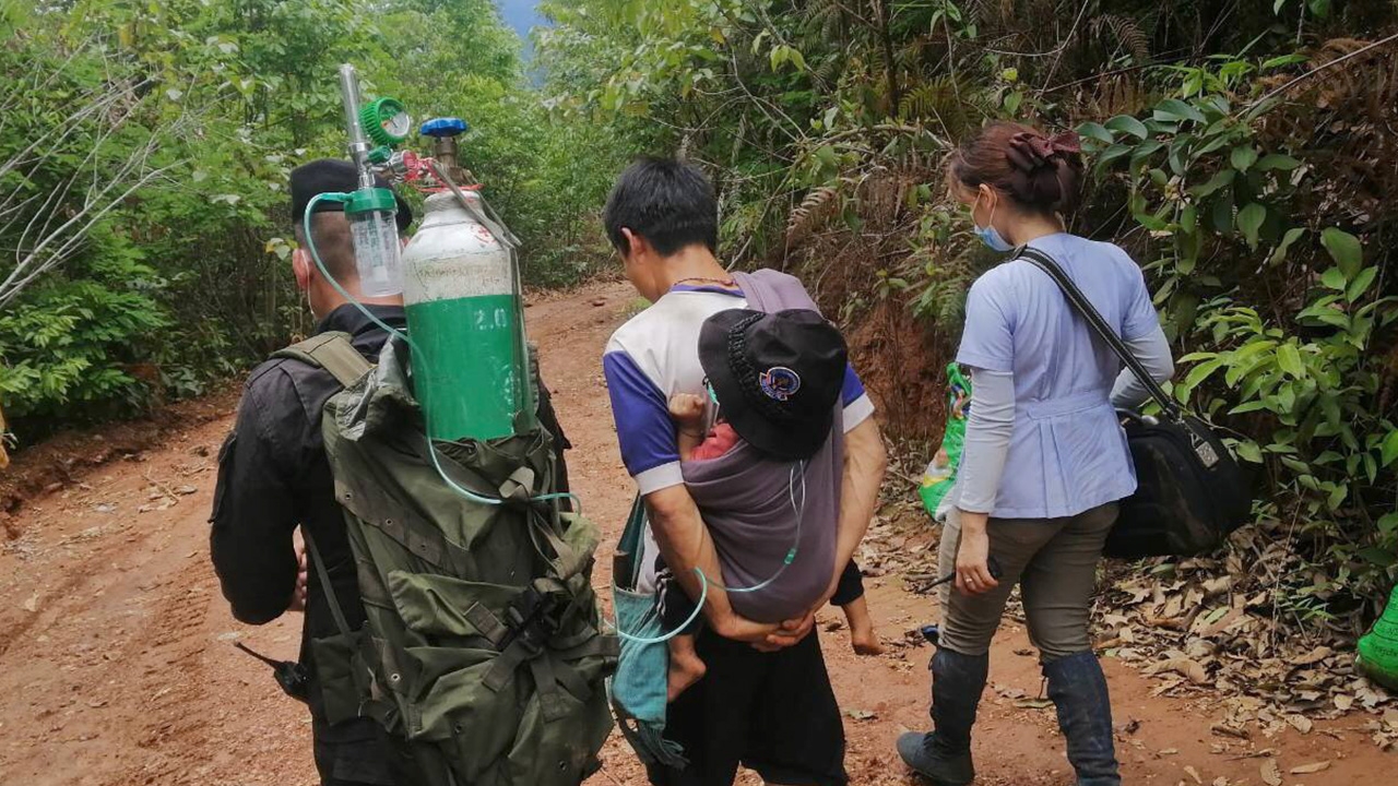 จนท.เดินเท้า 7 กม. แบกถังออกซิเจน ช่วยเด็ก 3 ขวบป่วยโคม่ามา รพ.ท่าสองยาง