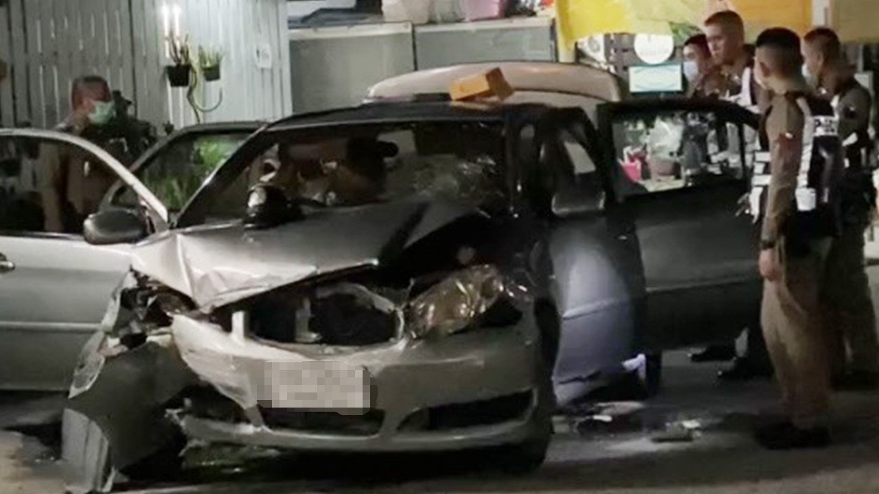 จับ 2 หนุ่มขับรถซื้อไอซ์ เจอ ตร.แล้วตื่นซิ่งหนี จนมุมโดนยิงล้อชนแบริเออร์