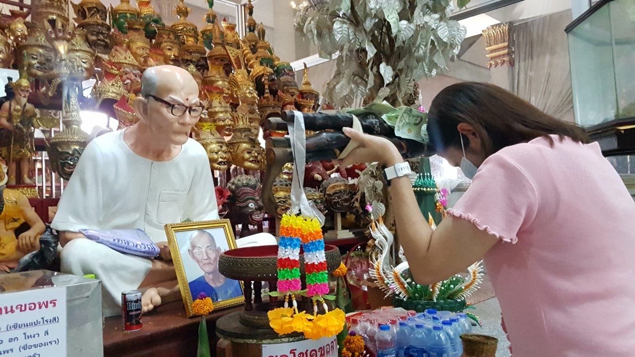 สาวมาขอโชคลาภ "เซียนแปะโรงสี" หวังนำ "เลขเด็ด" ไปลุ้นหวยงวด 1/7/64