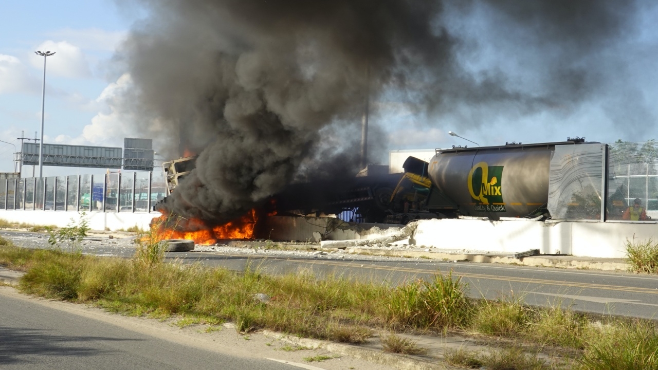 ระทึก ยักษ์ 18 ล้อชนทะลุมอเตอร์เวย์ ไฟลุกท่วมคนขับบาดเจ็บ 2 