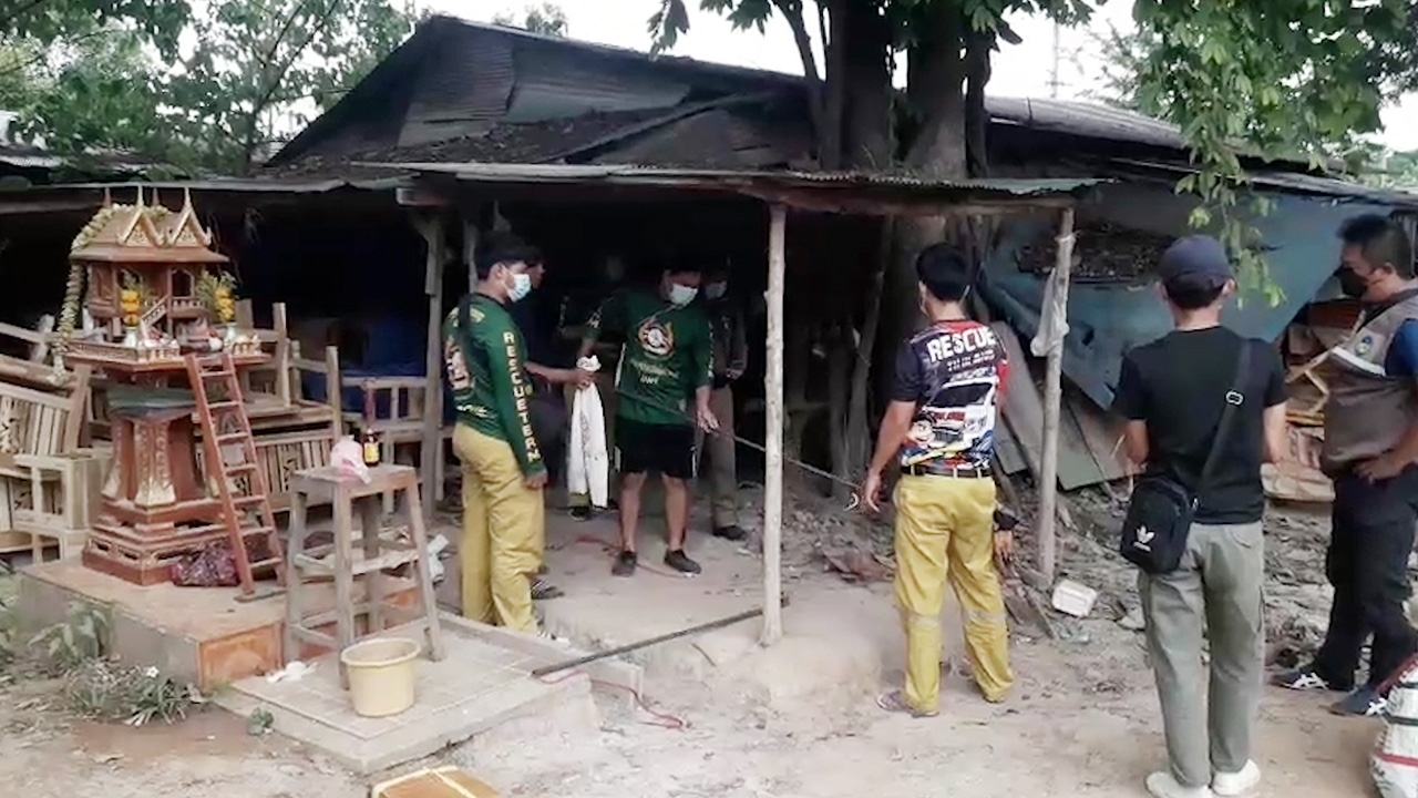 ผวา "งูเห่า" 16 ตัว ขุดรูทำรังร้านเฟอร์นิเจอร์ ต้องใช้รถน้ำฉีดไล่จับ (คลิป)