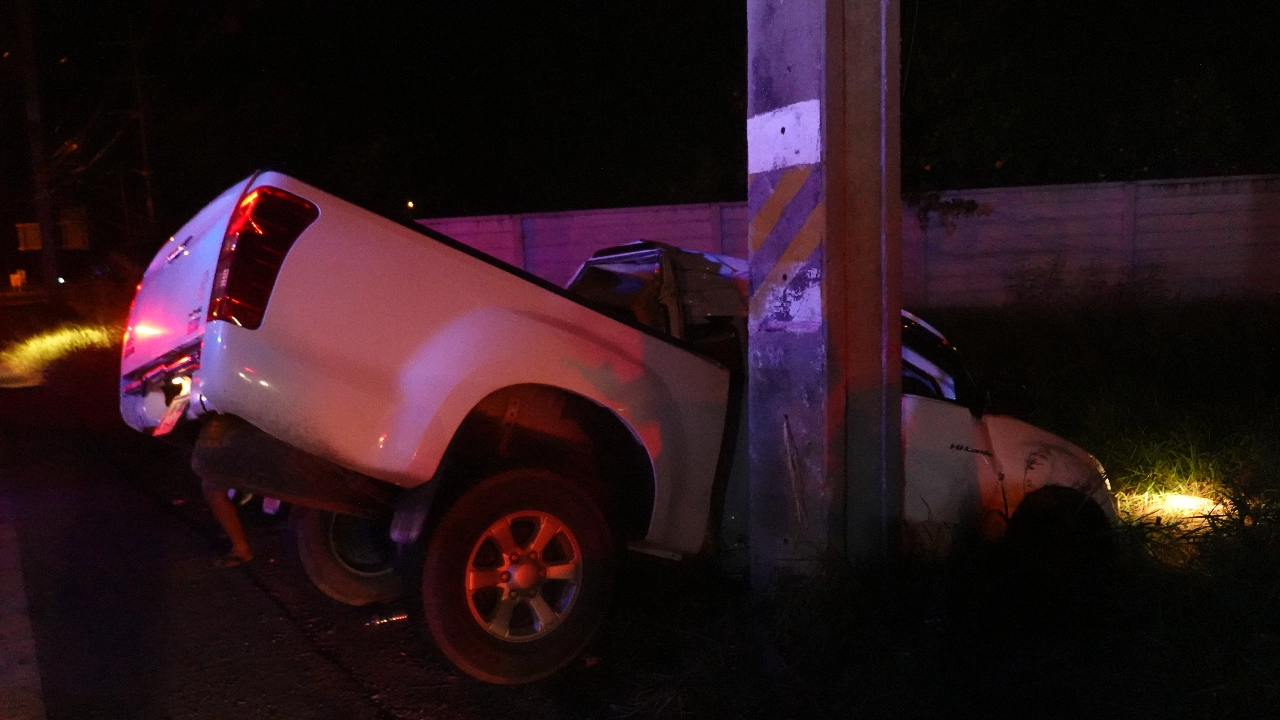 กระบะแหกโค้ง เสียหลักหมุนฟาดเสาไฟ เจ็บสาหัส 3 ตำรวจคาดขับมาเร็ว