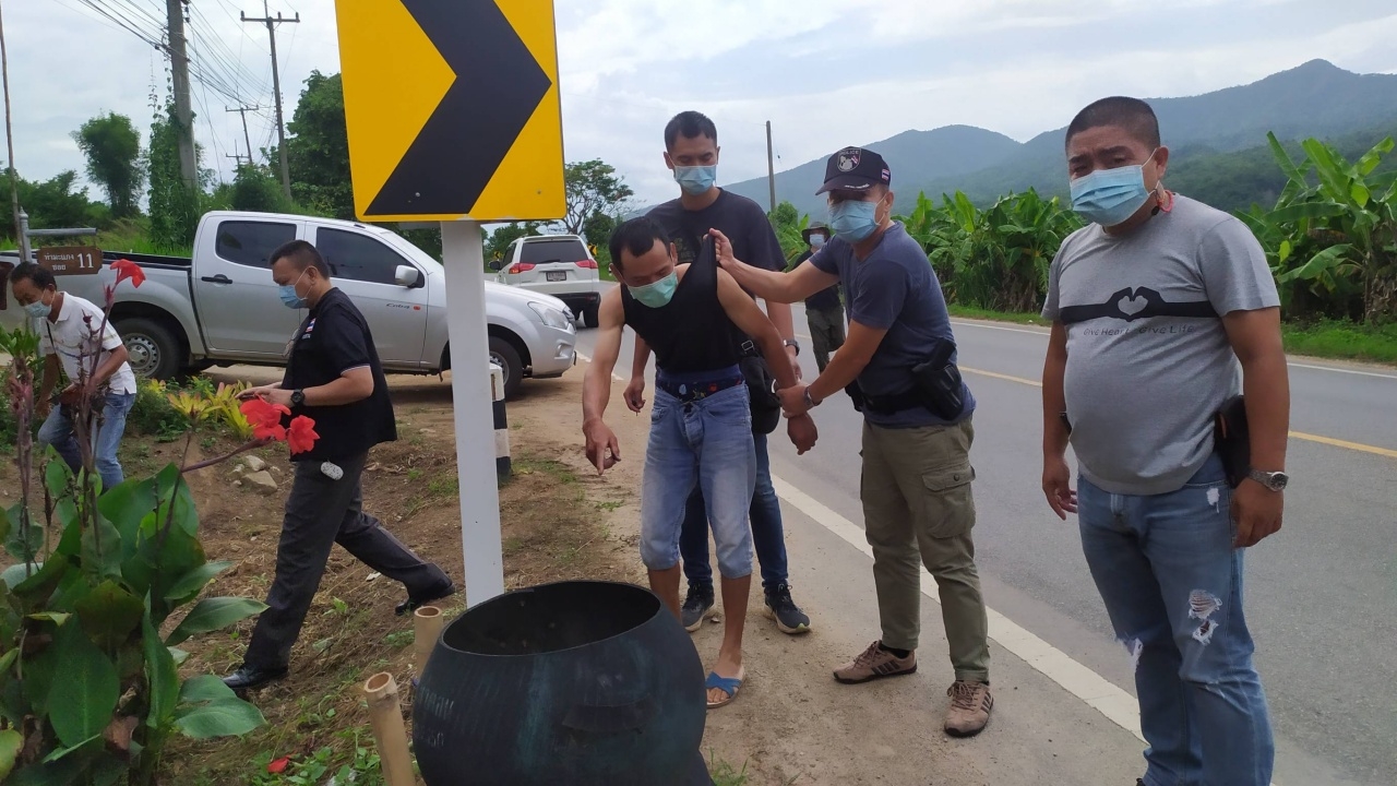 หิ้วโจรฆ่าปาดคอชิงทองแม่ค้าทำแผน อ้างนำเงินไปเล่นพนัน พบประวัติโชกโชน 