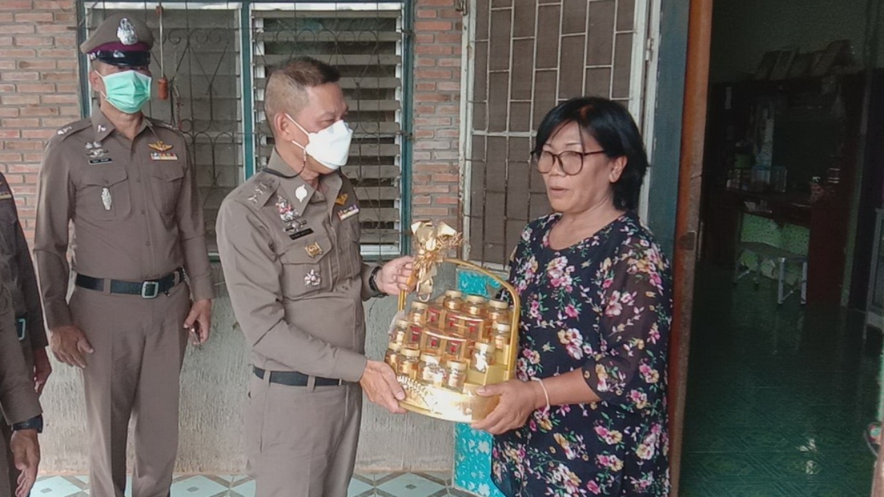 รองผู้การเลย หอบกระเช้าขอโทษอดีตครูเกษียณ หลังนอกเครื่องแบบบุกค้นผิดบ้าน