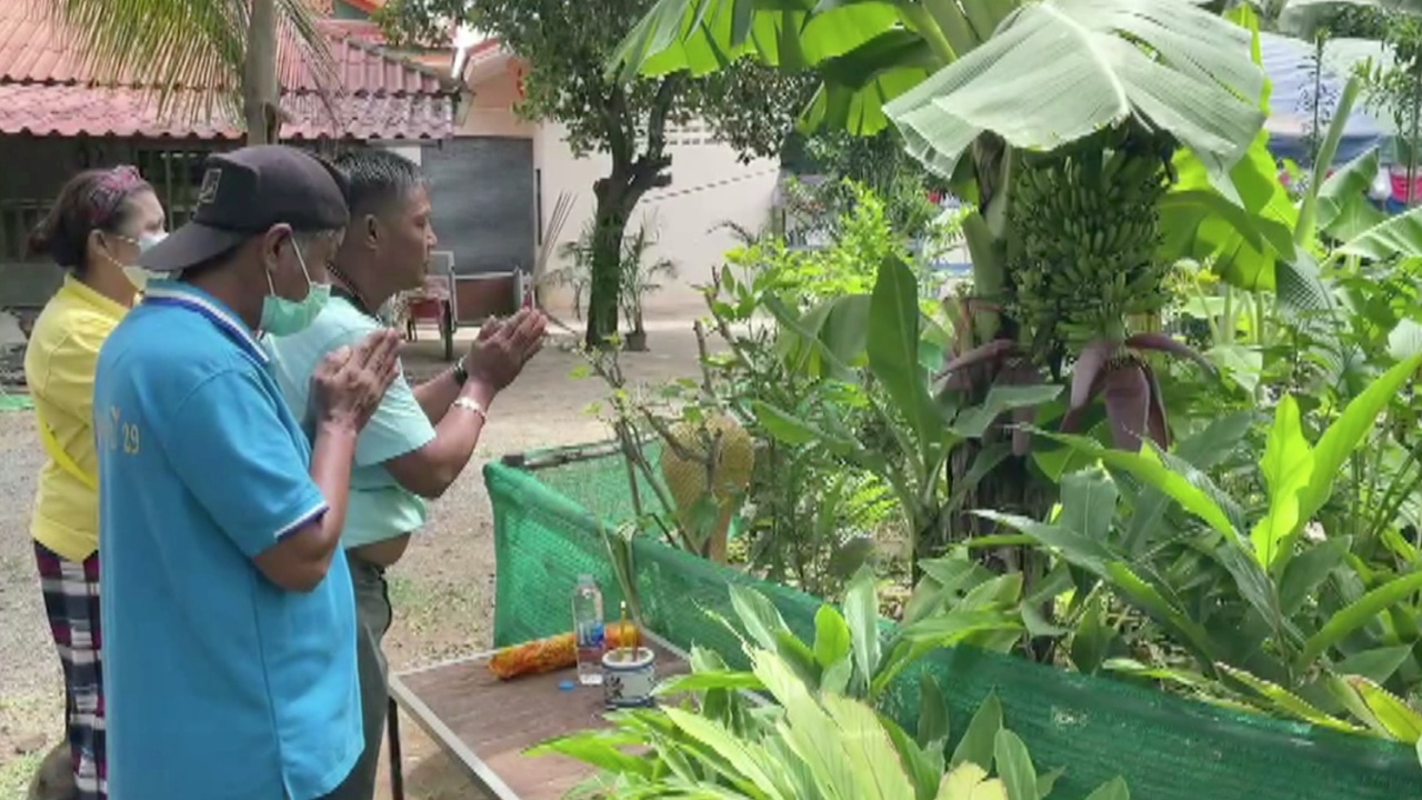 ชาวบ้านแห่ขอโชคกล้วย 2 ปลี "วัดธารอุทุมพร" ชี้เป็นที่พึ่งทางใจช่วงโควิด (คลิป)