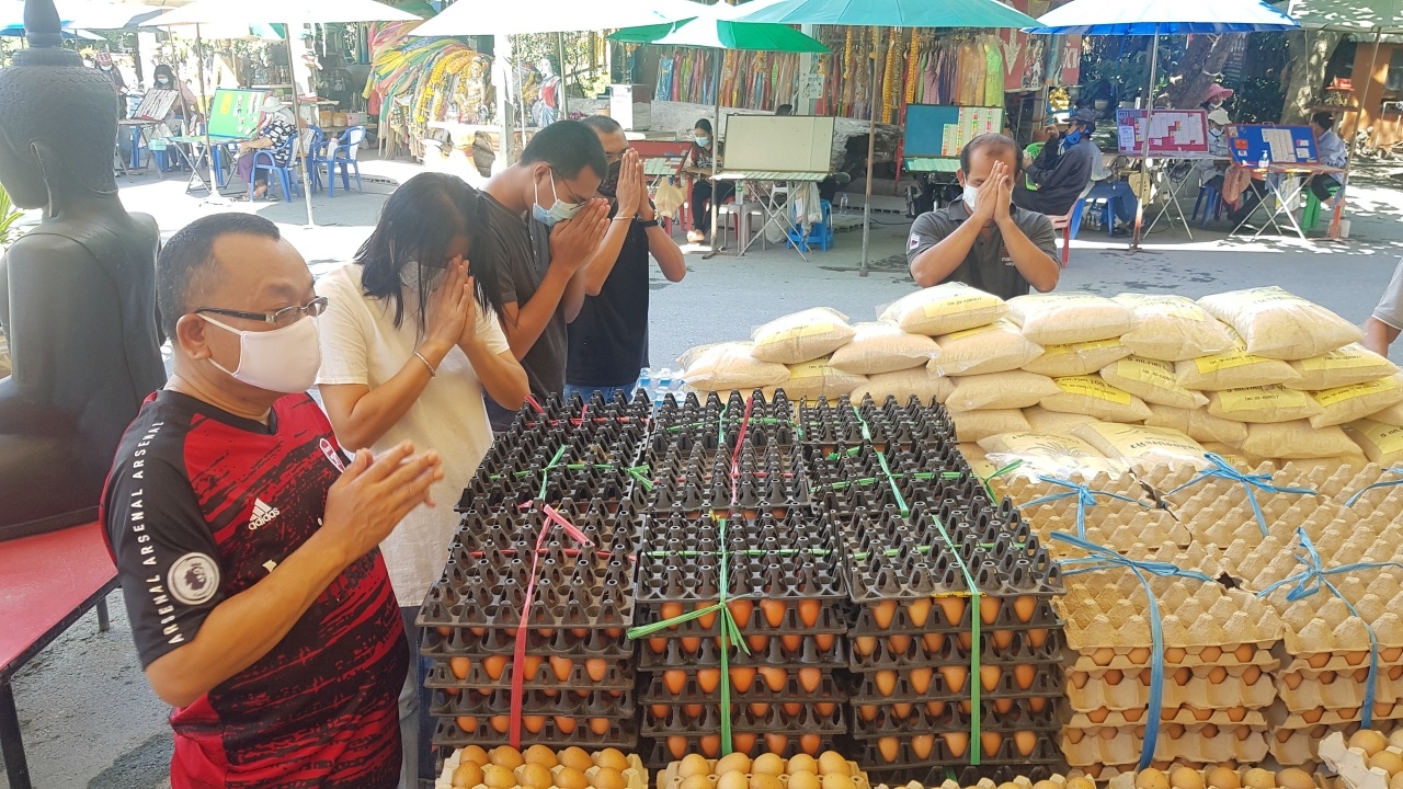 หนุ่มดวงเฮงมาแก้บน "พระเงิน พระทอง" หลัง "เลขเด็ด" ให้โชคถูกหวย 2 งวดติด