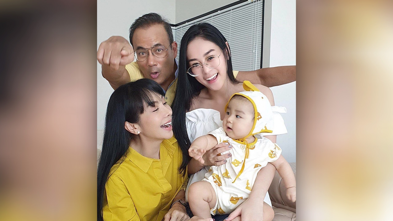 เผยภาพน่ารัก น้ำตาล พาลูกชายมาหา ตั๊ก มยุรา ถ่ายรูปพร้อมหน้ายายหลาน