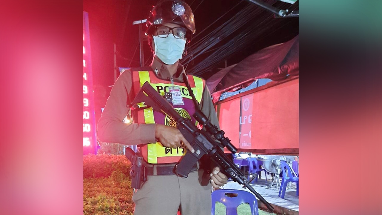 แจงภาพ ตร.ปากเกร็ดถือปืนเอ็ม4 ในด่านเคอร์ฟิว เป็นชุดคุ้มกันตามยุทธวิธี