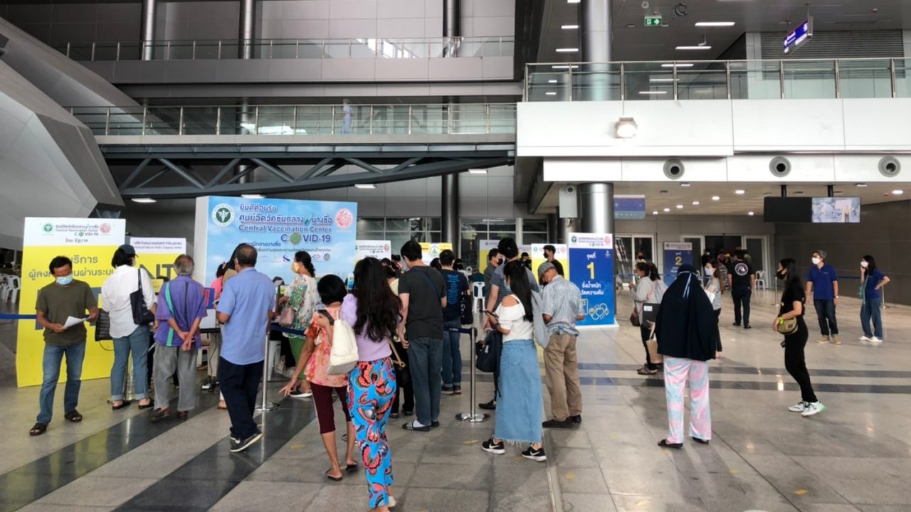 ประชาชนทยอยรับวัคซีน สถานีกลางบางซื่อ พบ 6 คนฉีดสลับยี่ห้อ ไร้ผลข้างเคียง