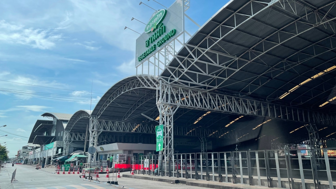 ตลาดไทเงียบเหงาลูกค้าน้อย หลังสั่งปิดโซนค้าส่งอาหารสด ผัก เปิดบางลานผลไม้