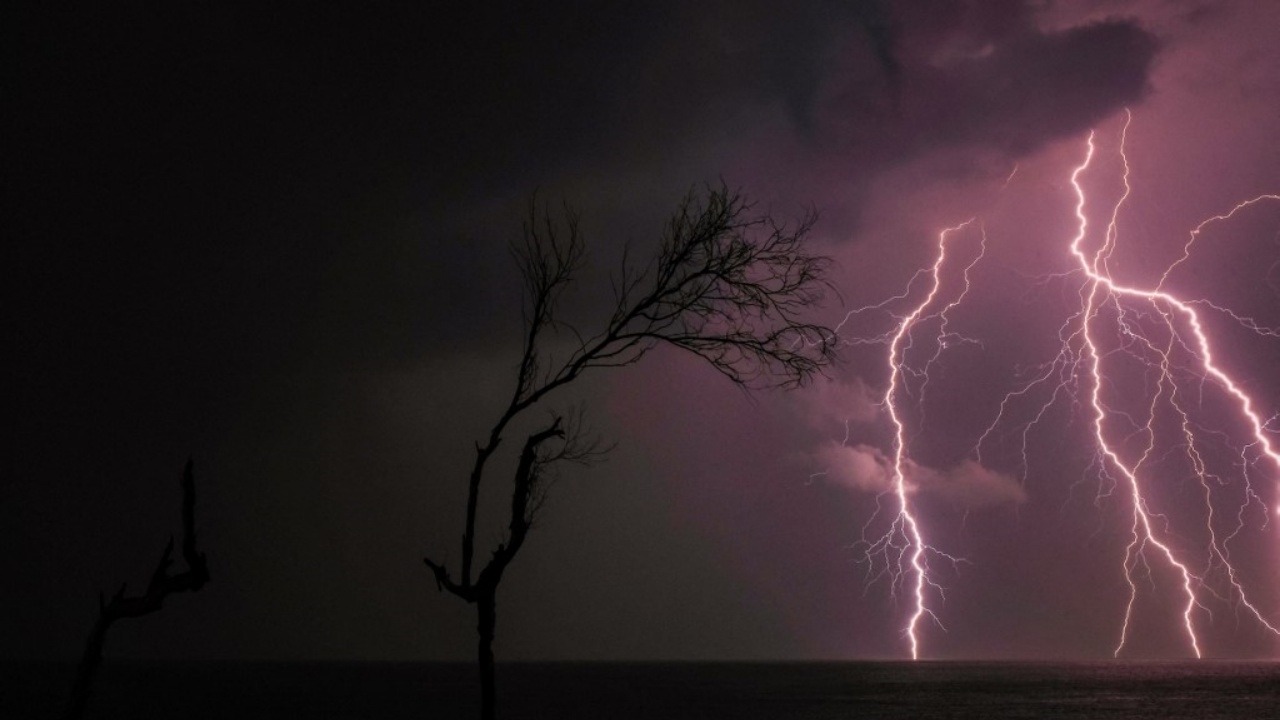 ช็อก อินเดียโดนฟ้าผ่าตายวันเดียว กว่าครึ่งร้อย บางรายตายขณะ'เซลฟี่'