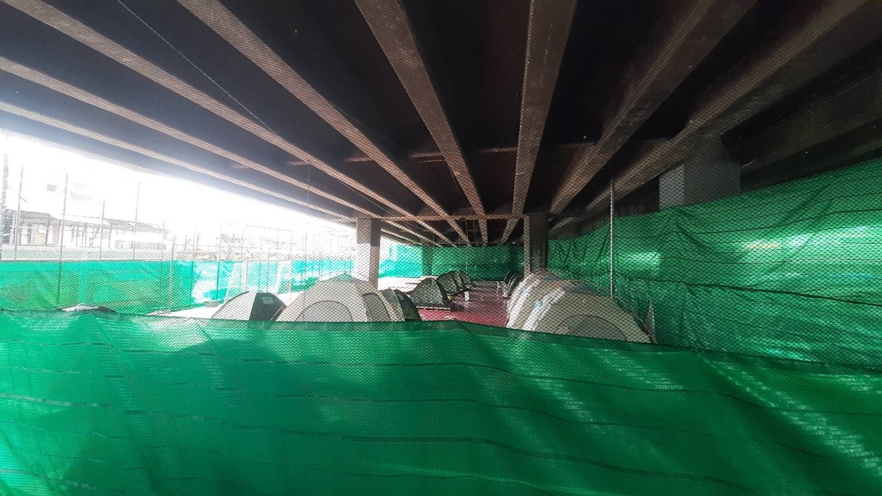 คนคลองเตย ติดโควิด-19 รอเตียง กางเต็นท์นอนที่ลานกีฬา