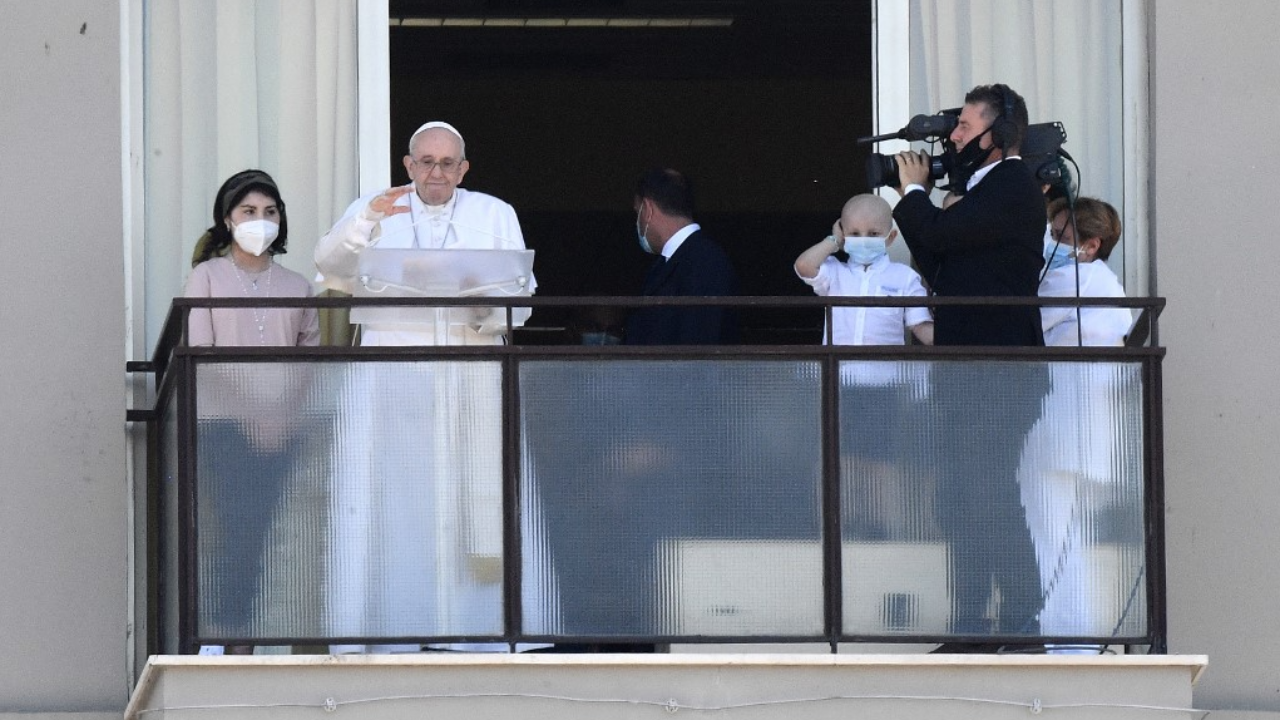 โป๊ปฟรานซิส ปรากฏพระองค์ที่ระเบียง รพ.เป็นครั้งแรก หลังฟื้นพระวรกายจากผ่าตัด