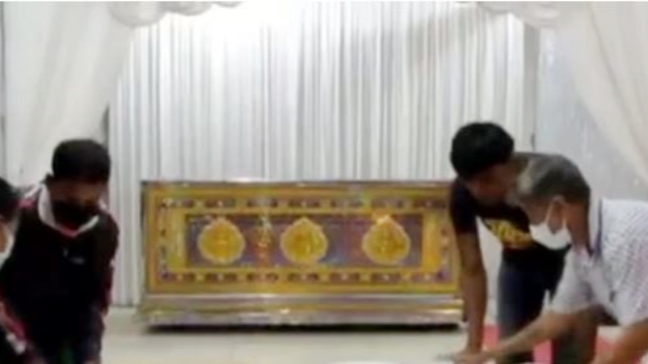 สลด ฝูงต่อมรณะ แตกฮือรุมต่อยแม่เฒ่า สุดยื้อ-แพ้พิษเหล็กใน ดับคา รพ.