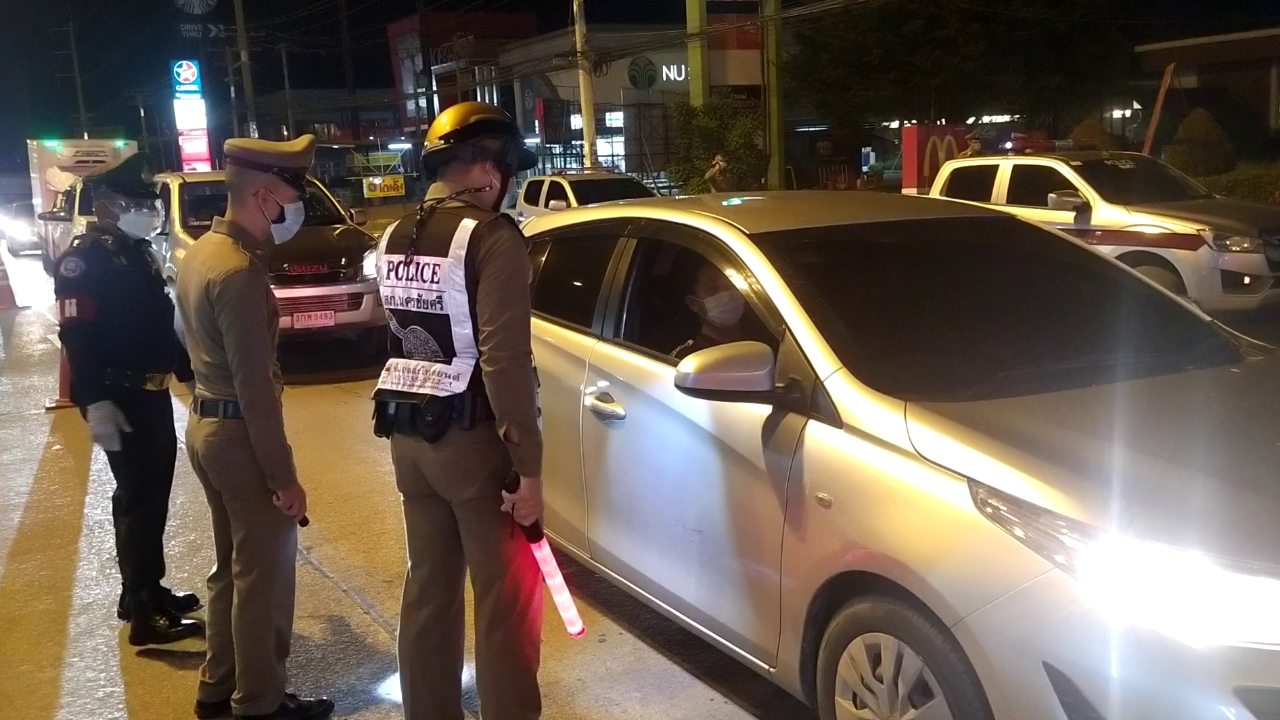 "นครปฐม" เข้มด่านเคอร์ฟิว กำชับ จนท.ปฏิบัติงานสุภาพ-มีระเบียบวินัย