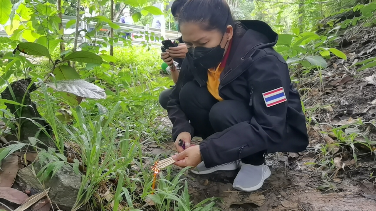 แม่จุดธูปขอเจ้าที่ ตามหาลูกชาย ถอดเสื้อกางเกงหายลึกลับบนดอยสุเทพ