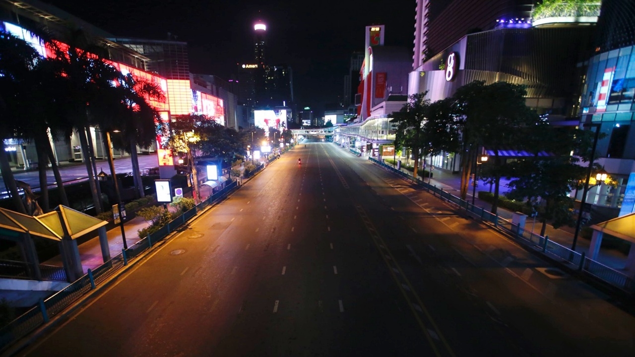 ประมวลภาพ บรรยากาศ "เคอร์ฟิว" คืนแรกเมืองกรุง เงียบเหงา แทบไร้ผู้คน