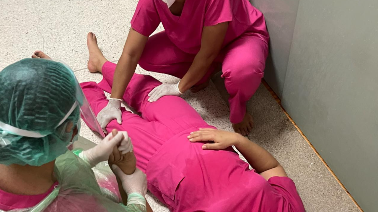 บุคลากรการแพทย์ดูแลผู้ป่วยโควิด-19 จนเป็นลม เข้าเวรติดต่อกัน ไม่ได้พัก