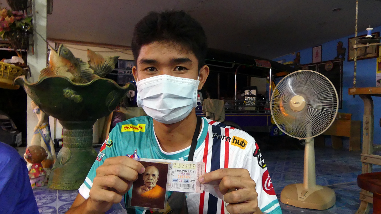 ชีวิตพลิกเงิน 6 ล. หนุ่มกะเหรี่ยง นึกถึง "หลวงพ่อสด" ได้โชครางวัลที่ 1